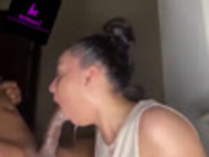 Zorra de grandes tetas mamando la verga