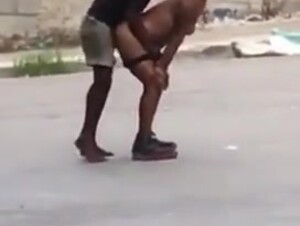 Tienen sexo en plena calle