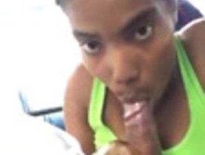 Dominicana Se Da Cuenta Que La Graban, Pero Sigue Mamando Pensativa