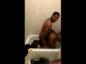 Cogiendo Duro En La Bañera Mientras Los Demás Esperan Su Turno