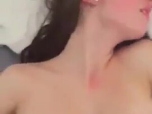 Jovencita Tiene Un Orgasmo Mientras Folla