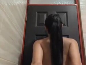 Chica Colombiana Mostrando Sus Nalgas