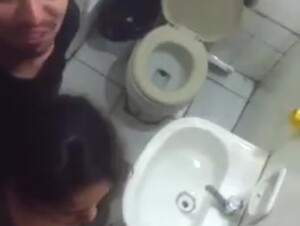 Sorprendidos Follando En El baño Del Trabajo