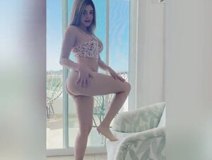 Hermosa Jovencita Desnudándose