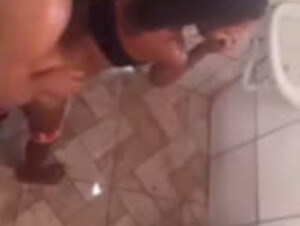 Morena culea en el baño