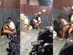 Singando una doña delante de todos