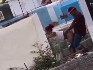 Dominicano singando un cuero en el cementerio