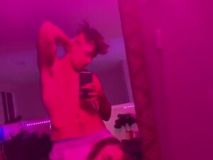 Ally Hardesty Lencería desnuda