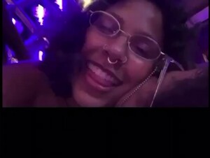 Tokischa con una orgia en la cabaña