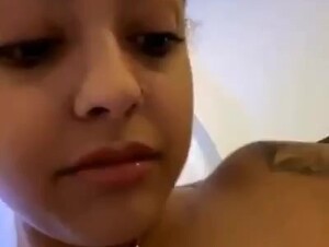 Malu Trevejo Desnuda Mostrantrando un Pezón