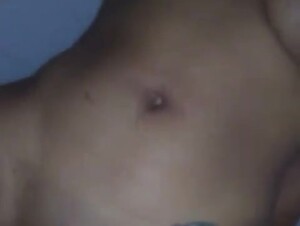 Hermosa Latina con antifaz singando