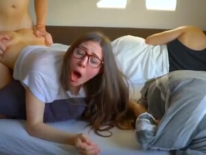 Follando la mujer de mi amigo mientras el duerme