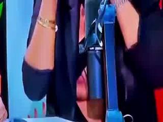 Caro Brito muestra una teta en entrevista ablando mal de vitaly