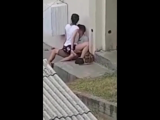 Pillados cogiendo detrás de su casa