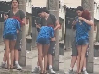 Chica sela chupa al bata en medio de la carretera