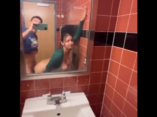 Amateur Follando en baño Publico