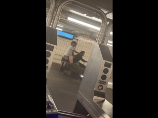 Pillada follando en los asientos de espera del tren