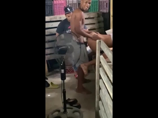 Dominicano aprendiendo a follar con una puta