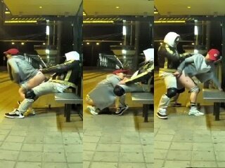 Sexo en público en la parada de autobús