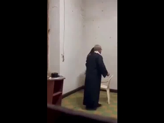 Sacerdote follandon con una adolescente en el confesionario