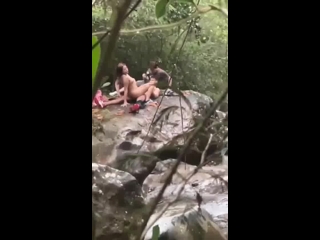 Pareja colombiana pillados en el rio grabando escena porno