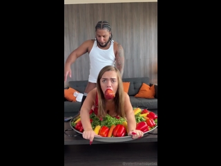 Valentina Midgetxo follando en las verduras