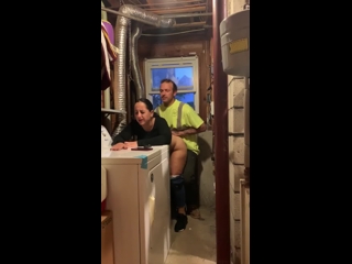 Chica infiel follando con el mecánico de la lavadora en el sótano